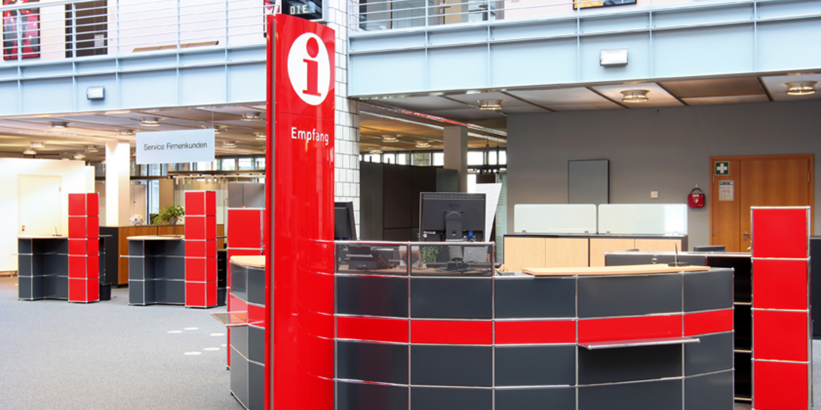 Kundenhalle der Sparkasse Paderborn-Detmold von pro office Lemgo eingerichtet Bild 3